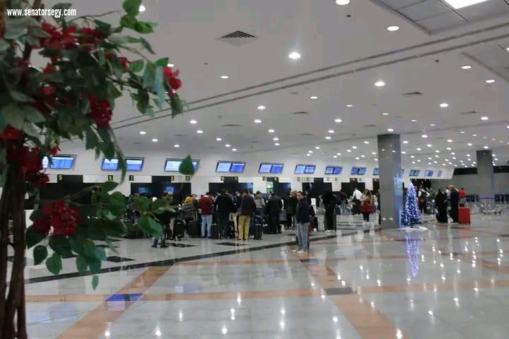 المقدم مصطفى توفيق.. سفير فوق العادة يستقبل زوار مصر في مطار شرم الشيخ