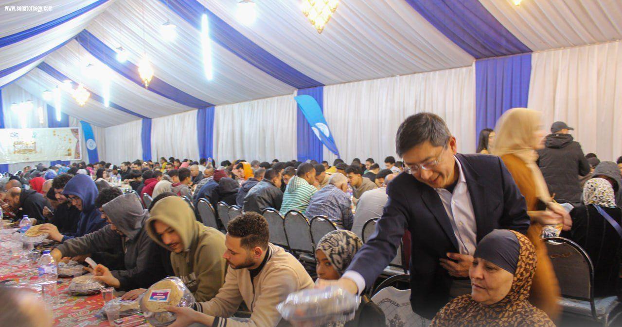 سفير سنغافورة يوزع الوجبات على الصائمين بموائد إفطار “ضيوف مصر”