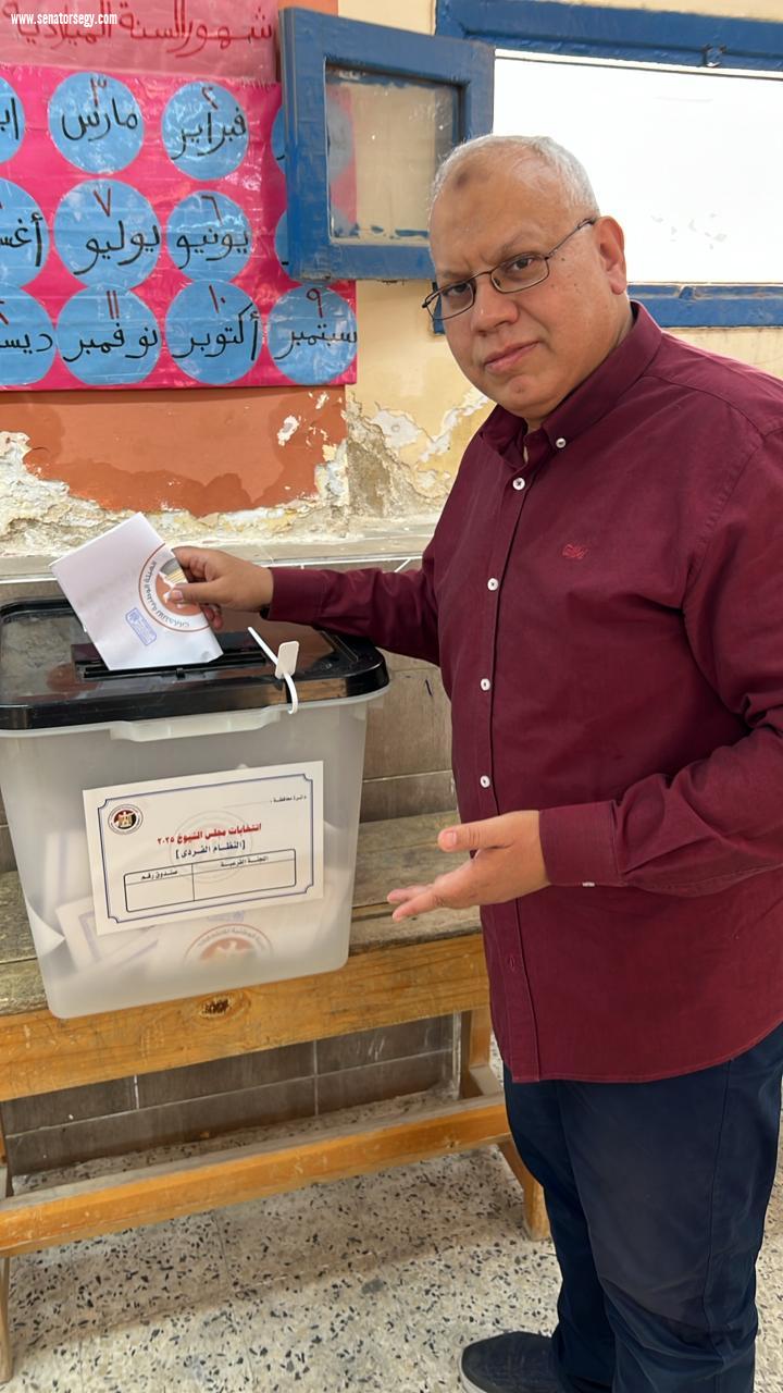 المستشار محمد حسين يدلي بصوته في انتخابات الشيوخ.. ويؤكد: المشاركة واجب وطني 