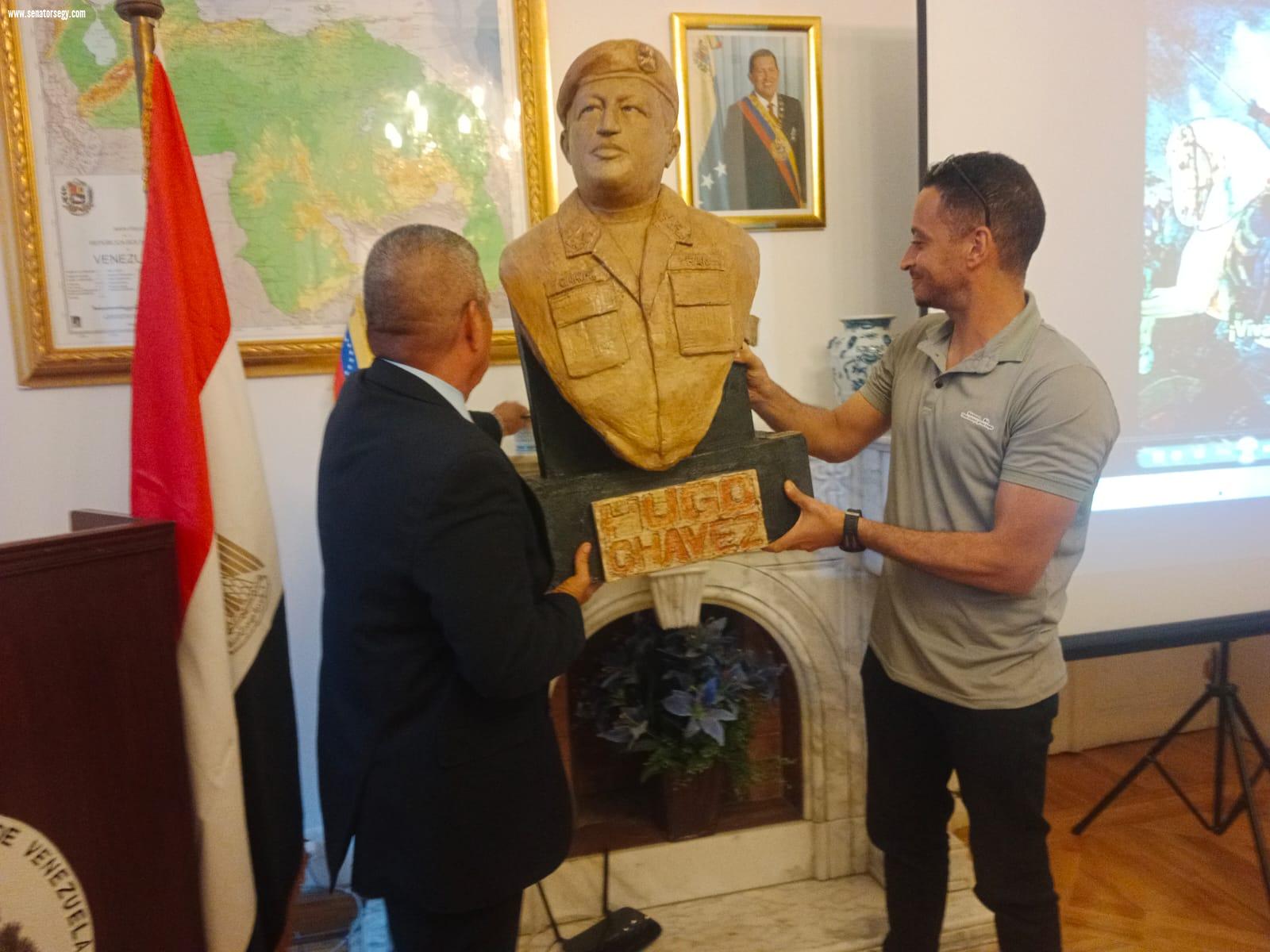 أحمد رضا يهدي السفارة الفنزويلية تمثالاً للراحل هوجو تشافيز.. وبارينتوس: فخور بفنان مصري لم يرَ فنزويلا ونجح في تجسيد قادتها