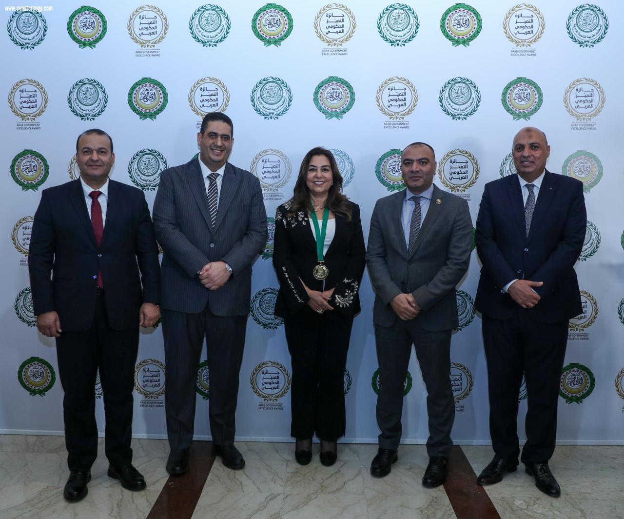 نواب الشيوخ التمامي وابوحجازي حصول الوزيرة منال عوض علي جائزة التميز الحكومي العربي يؤكد علي جدارتها وتاريخها الكبير للكثير  من الإنجازات 