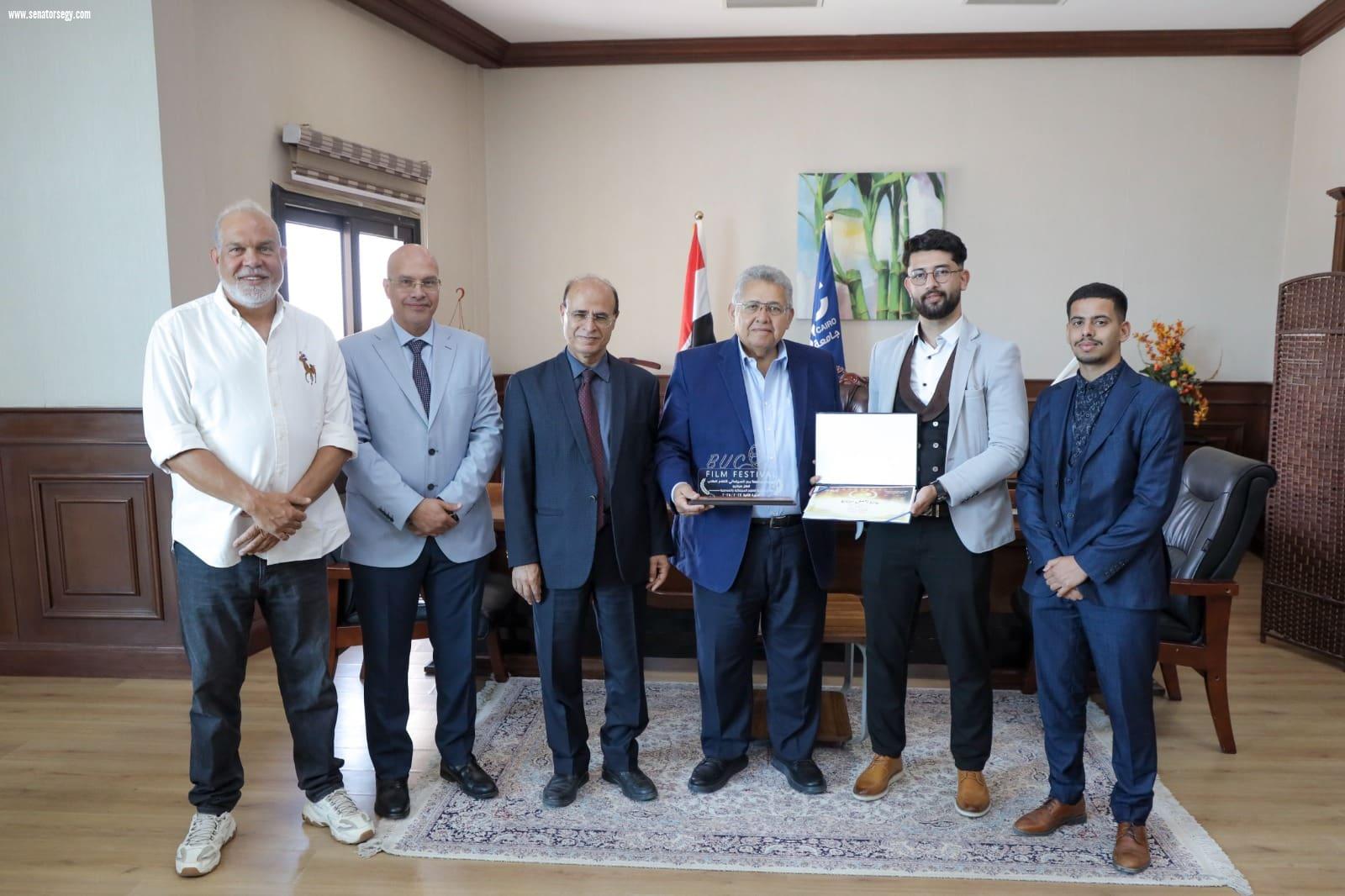 رئيس جامعة بدر بالقاهرة يستقبل وفد طلاب جامعة الجزائر 2 لتسلم جائزة أفضل سيناريو عن فيلم 