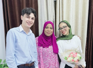 الكاتب الصحفي مظهر أبوعايد يهنئ الدكتورة فاتن فتحي بمناسبة خطوبة كريمتها