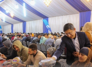 سفير سنغافورة يوزع الوجبات على الصائمين بموائد إفطار “ضيوف مصر”