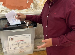 المستشار محمد حسين يدلي بصوته في انتخابات الشيوخ.. ويؤكد: المشاركة واجب وطني 