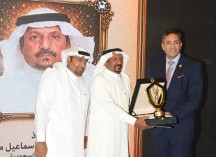 ٣٦ عامًا من العطاء تتوج عبد الإله المباركي «رجلًا ذهبيًا» وسفيرًا للنوايا الحسنة دوليًا