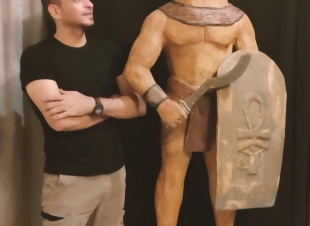 أحمد رضا يكشف عن تمثال 